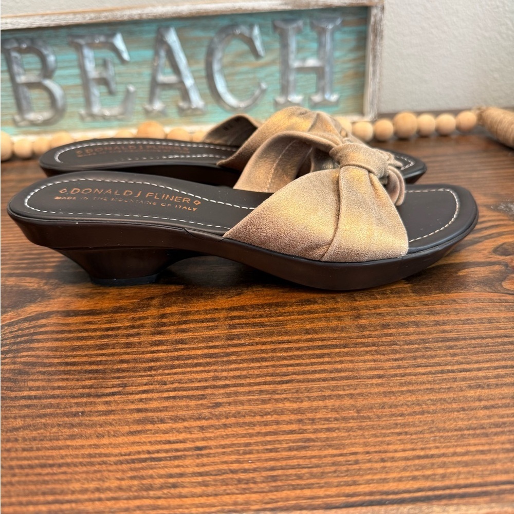 DONALD J PLINER Bow Slide Sandals Italy Gold Bronze Taupe 8.5 Preppy Classic